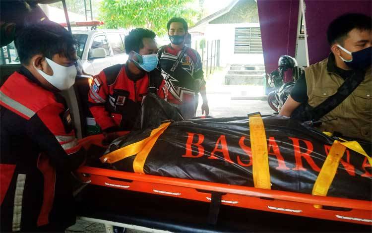 Jasad korban saat dievakuasi keruang Kamboja RSUD Doris Sylvanus Palangka Raya