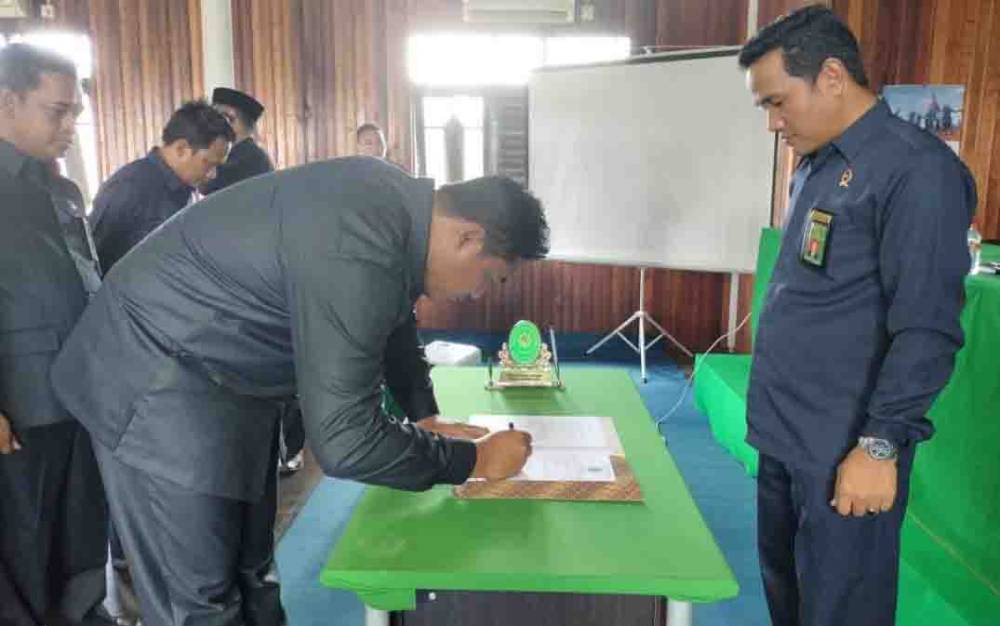Pejabat Pengadilan Agama Kuala Pembuang saat menandatangani pakta integritas dan perjanjian kinerja, Selasa, 5 Januari 2021.