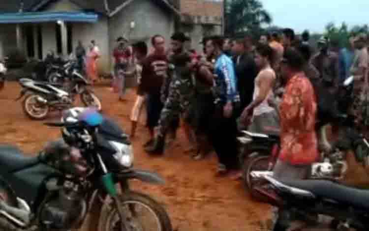 Sejumlah polisi dan TNI beserta warga saat menangkap maling walet