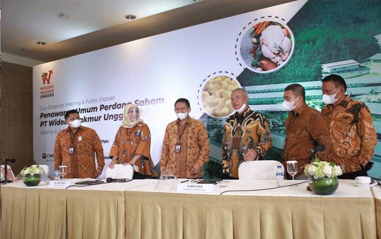 Jajaran direksi dan komisaris PT Widodo Makmur Unggas saat menggelar paparan publik. ANTARA/HO-WMU