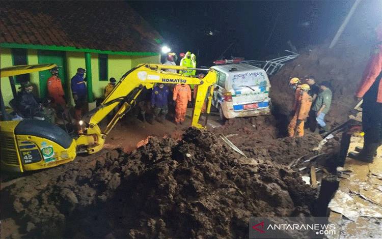 Petugas SAR melakukan proses pencarian korban longsor di Desa Cihanjuang, Kecamatan Cimanggung, Kabupaten Sumedang. (ANTARA/Bagus Ahmad Rizaldi)
