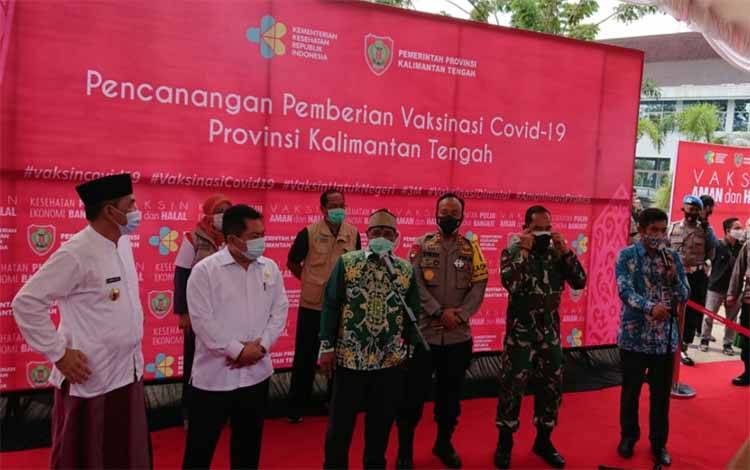 Wakil Gubernur Kalteng, Habib Said Ismail Bin Yahya bersama rombongan peserta vaksinasi Covid-19