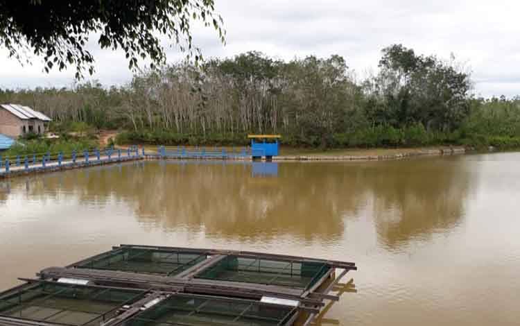 Keramba ikan milik warg yang berada di salah satu embung di Kobar.
