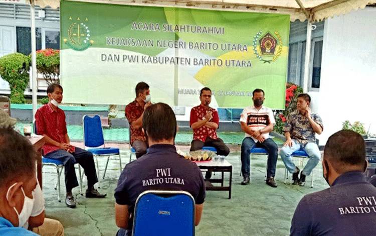 Pihak Kejaksaan Negeri Barito Utara saat berdiskusi bersama anggota PWI Barito Utara, 15 Januari 2021.