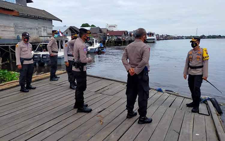 Kapolres Seruyan AKBP Bayu Wicaksono mengecek debit air dan memberikan arahan kepada jajarannya