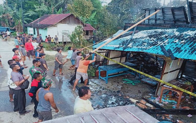 Rumah yang terbakar di Jalan Temanggung Kenyapi, Kelurahan Tewah.