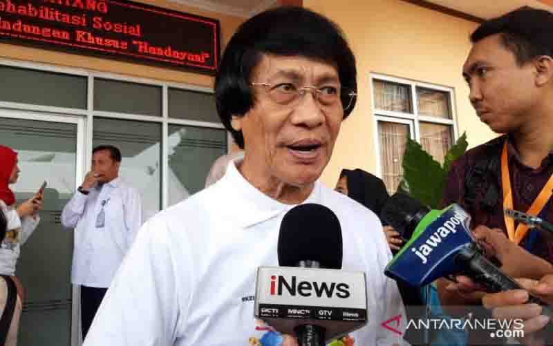 Ketua Umum Lembaga Perlindungan Anak Indonesia (LPAI) Seto Mulyadi saat diwawancarai awak media massa sebelum pandemi COVID-19 di Tanah Air. (foto : ANTARA/Muhammad Zulfikar)