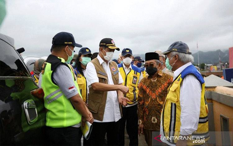 Kepala BNPB Doni Monardo (tengah) bersama Menteri PUPR Basuki Hadimuljono (ujung kanan) ketika mengunjungi lokasi gempa di Mamuju, Sulbar (17/1/2021) (ANTARA/HO-BNPB)