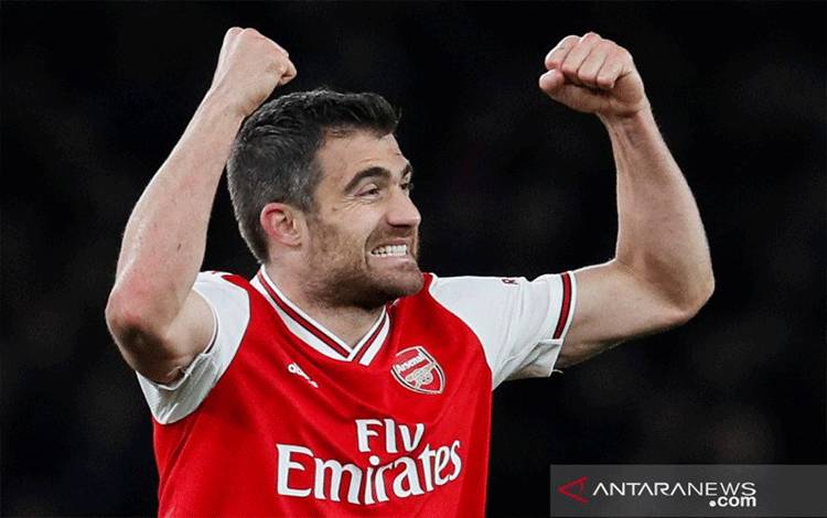 Bek Arsenal Sokratis Papastathopoulos melakukan selebrasi setelah berhasil membuat gol ketiga bagi timnya ke gawang Crystal Palace dalam laga babak lanjutan Liga Inggris, di Stadion Emirates, London, Inggris, Minggu (27/10/2019). Gol Papastathopoulos akhirnya dibatalkan wasit setelah melihat VAR ( Video Assistant Referee) sehingga kedudukan berakhir imbang 2-2. ANTARA FOTO/Reuters-David Klein/hp