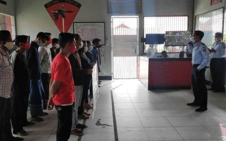 Kepala Lapas Klas IIB Sampit Agung Supriyanto, saat memberikan arahan kepada 16 orang narapidana yang mendapatkan asimilasi rumah tahap pertama.