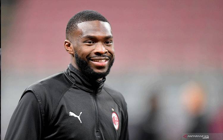 Arsip-Bek AC Milan Fikayo Tomori sebelum pertandingan Liga ITalia melawan Atalanta di Stadion Giuseppe Meazza, Milan, 23 Januari 2021. (ANTARA/REUTERS/DANIELE MASCOLO)