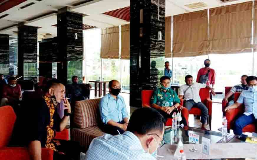 ket foto : Pertemuan manajemen PT Pada Idi dengan warga serta unsur tripika Kecamatan Lahei di Swiss Bell Hotel, Palangka Raya