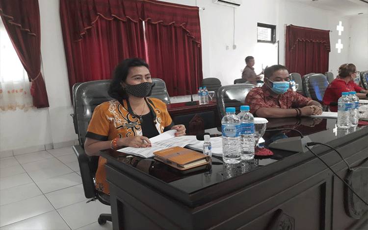 Anggota DPRD Kabupaten Gunung Mas, Rayaniatie Djangkan (kiri).
