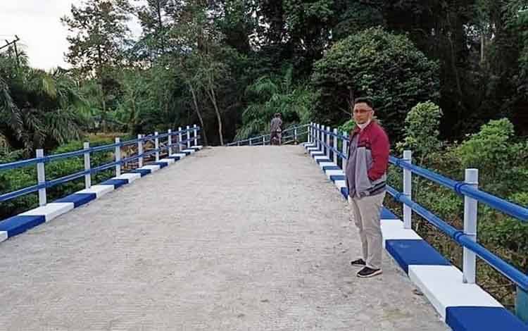 Camat Lahei Barat, Adi Suwarman melihat kondisi jembatan Sei Benao yang telah selesai pembangunannya
