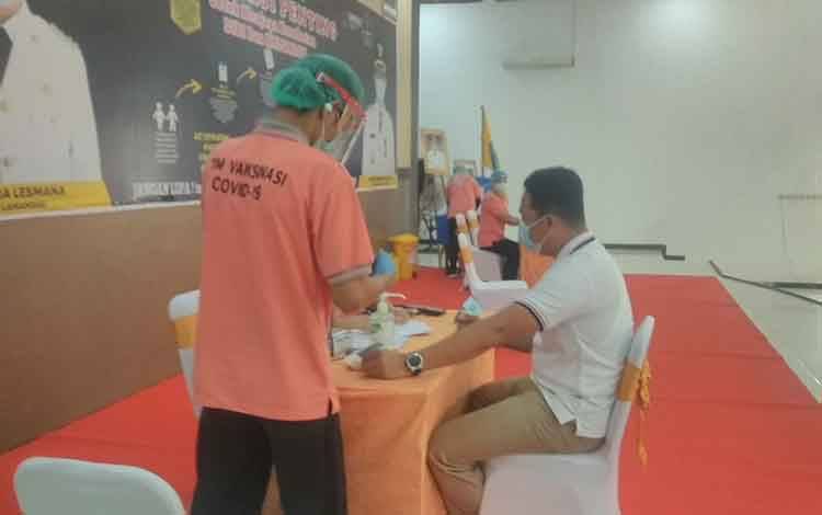 Bupati Lamandau, Hendra Lesmana saat mengikuti pemeriksaan medis dalam rangkaian vaksinasi, Senin, 1 Februari 2021.