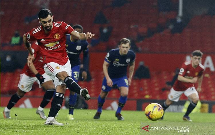Gelandang serang Manchester United Bruno Fernandes mengeksekusi penalti ke gawang Southampton dalam lanjutan Liga Inggris di Stadion Old Trafford, Manchester, Inggris, Selasa (2/2/2021) waktu setempat. (ANTARA/REUTERS/POOL/Phil Noble)