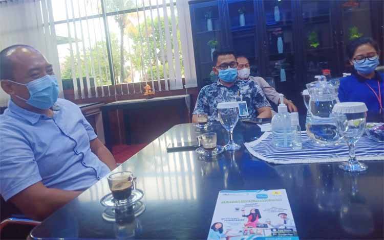 Manager Pemasaran UP3 PLN Palangka Raya Aris Margono (kiri)