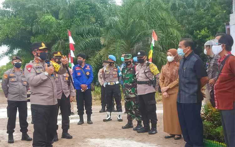Kapolda Kalteng Irjen Dedi Prasetyo saat memberikan sambutan di Posko PPKM berbasis Mikro dilingkungan RT 04 Jalan Yos Sudarso V Kelurahan Menteng Kecamatan Jekan Raya, Kota Palangka Raya, Selasa 9 Februari 2021