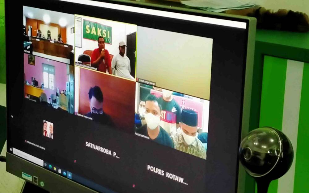 Rezianur, Zulkifli, dan Isro Muslih terdakwa kasus pencurian saat sidang dengar keteragan saksi.