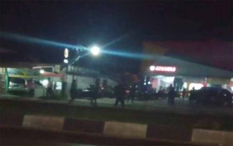 Sejumlah pemuda bentrok di depan halaman karaoke Nav Jalan G Obos Palangka Raya