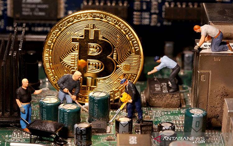 Representasi mata uang virtual Bitcoin dan figur mainan pekerja dan komponen komputer. REUTERS/Dado Ruvic/aa.