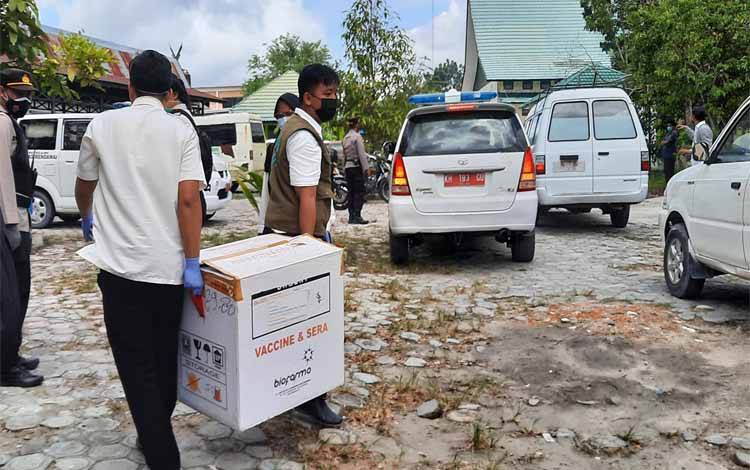 Tim medis mengambil vaksin digudang penyimpanan vaksin di Dinkes Kobar