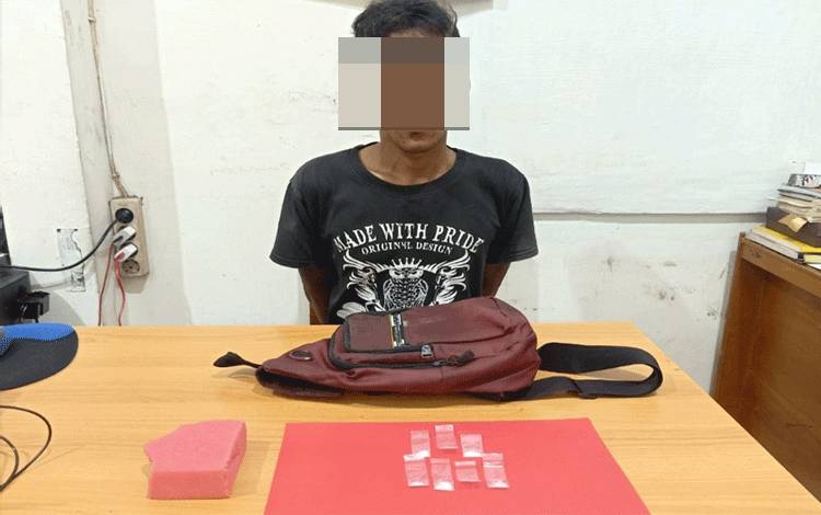 Tersangka pengedar sabu saat ditangkap jajaran Satreskoba Polres Kotim.