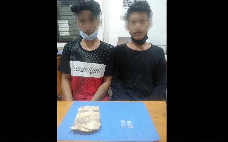 Kedua pemuda yang diringkus polisi karena terlibat peredaran sabu.