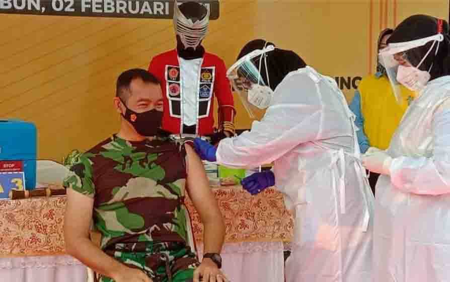 Pencanangan vaksinasi covid-19 di Kobar.Dandim 1014 Pangkalan Bun Letkol Arh Drajat Tri Putro jadi orang pertama mendapat vaksin