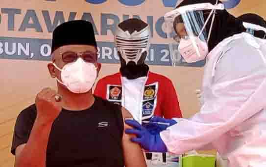 Sekda Kobar Suyanto saat mendapatkan vaksinasi covid-19 pertama 2 Februari 2021