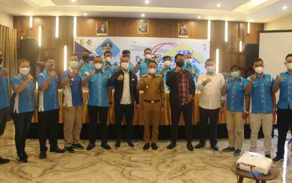 Wali Kota Palangka Raya Fairid Naparin foto bersama usai membuka kegiatan Musda XIV DPD KNPI, Selasa 16 Februari 2021