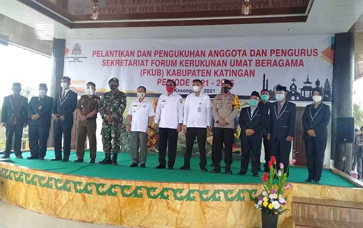 Bupati Katingan Sakariyas foto bersama sejumlah pejabat dan pengurus FKUB Katingan.