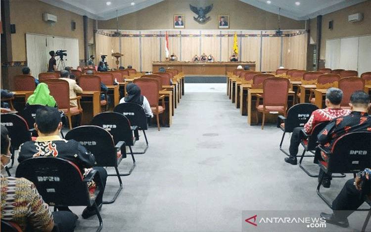 Suasana rapat paripurna DPRD terkait penyampaian usulan peresmian pengangkatan Bupati dan Wakil Bupati Kotawaringin Timur masa jabatan 2021-2024 di gedung DPRD setempat, Kamis (18/2/2021) malam. ANTARA/Norjani