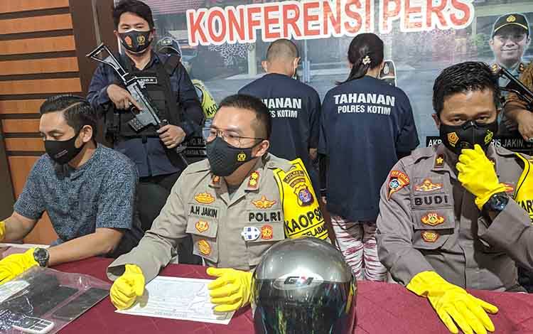 Kapolres Kotim AKBP Abdoel Harris Jakin didampingi Kabag Ops Kompol Budi Martono, dan Kasat Reskrim AKP Zaldy Kurniawan, saat ekspos kasus pasangan nikah siri pelaku pencurian.