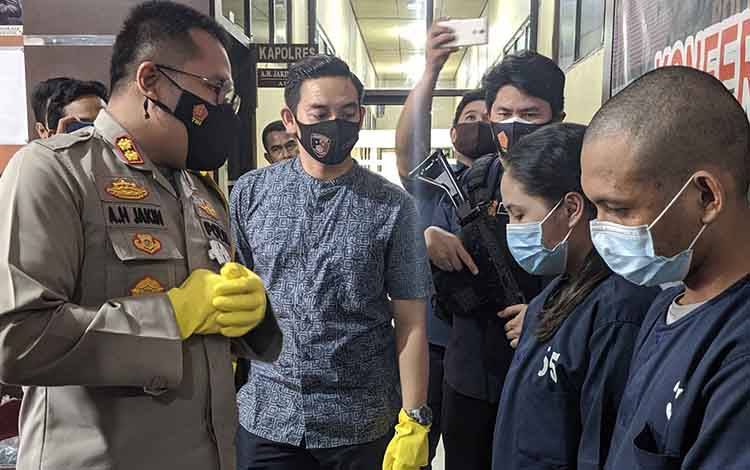 Kapolres Kotim AKBP Abdoel Harris Jakin, saat mengintrogasi tersangka pencurian yang merupakan pasangan nikah siri.