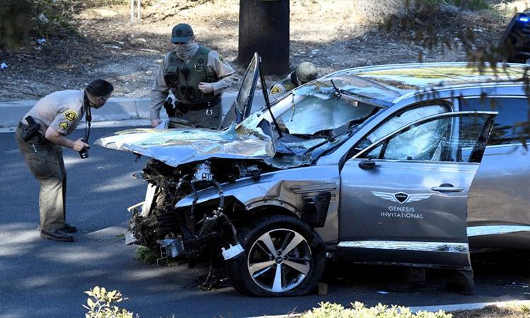 Para petugas kepolisian Los Angeles County Sheriff memeriksa kendaraan pegolf Tiger Woods yang dilarikan ke rumah sakit setelah cedera parah akibat kecelakaan tunggal di Los Angeles, California, Amerika Serikat, 23 Februari 2021. (REUTERS/GENE BLEVINS)