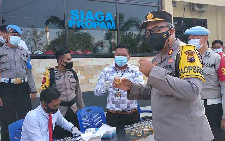 Kapolres Sukamara, AKBP I Gede Putu Dedy Ujiana saat memimpin proses tes urine, Kamis, 25 Februari 2021.