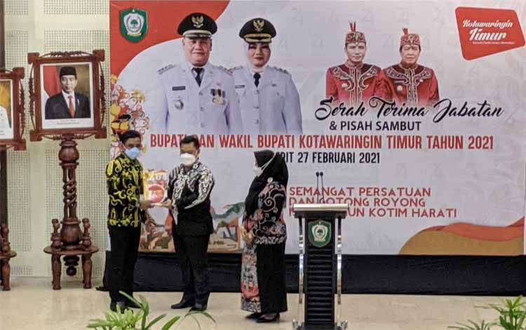 Penyerahan memori jabatan Bupati Kotim periode 2016-2021 kepada bupati Kotim periode 2021-2026