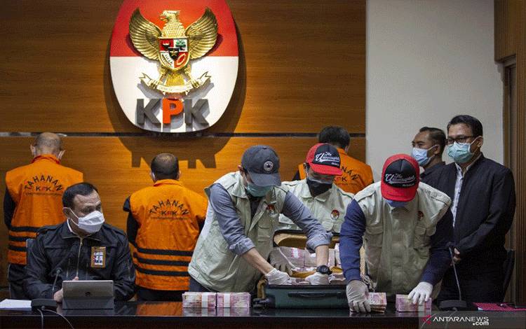 Petugas menunjukkan barang bukti pada jumpa pers Operasi Tangkap Tangan (OTT) Gubernur Sulawesi Selatan di gedung KPK, Jakarta, Minggu (28/2/2021) . ANTARA FOTO/Dhemas Reviyanto/rwa.