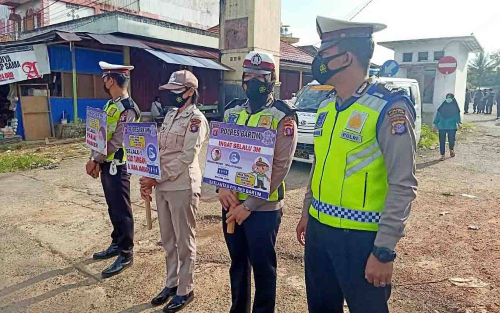 Anggota Satlantas Polres Barito Timur mengampanyekan protokol kesehatan.