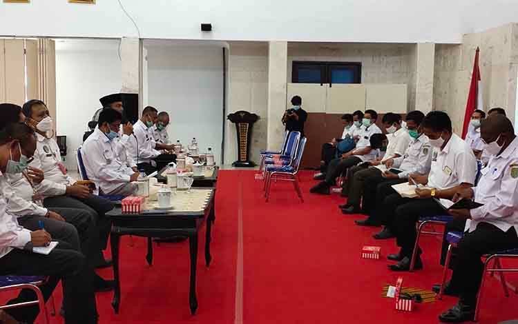 Bupati Sukamara, Windu Subagio memberikan arahan kepada kades, camat dan lurah usai Rapat Koordinasi Nasional Penanggulangan Bencana bersama Presiden RI melalui zoom meeting