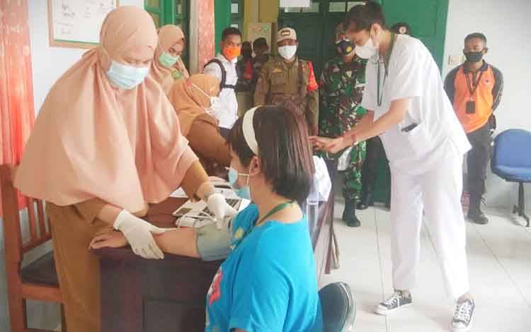 Sejumlah tenaga kesehatan di Kotim saat melakukan vaksinasi Covid-19.