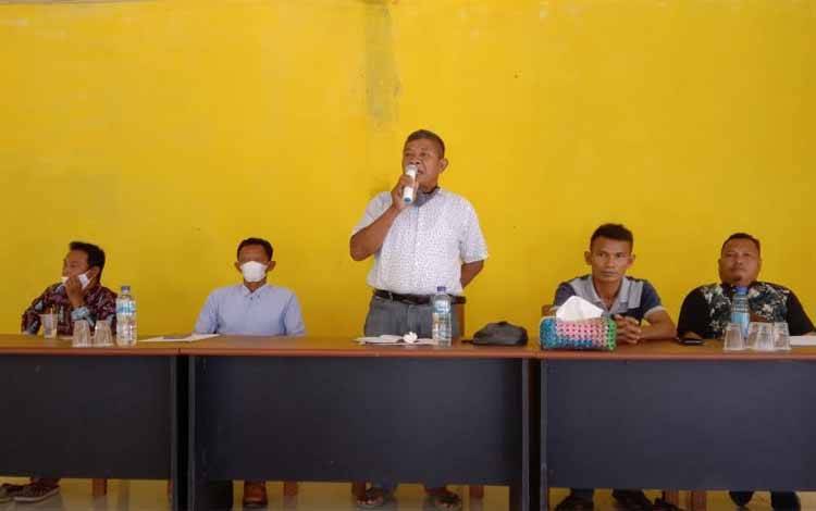 Kades Tamiang, Darong, bersama Ketua TPKD Edi Manto (baju putih) dan pengurus saat musyawarah desa membahas pengeloaan kebun desa