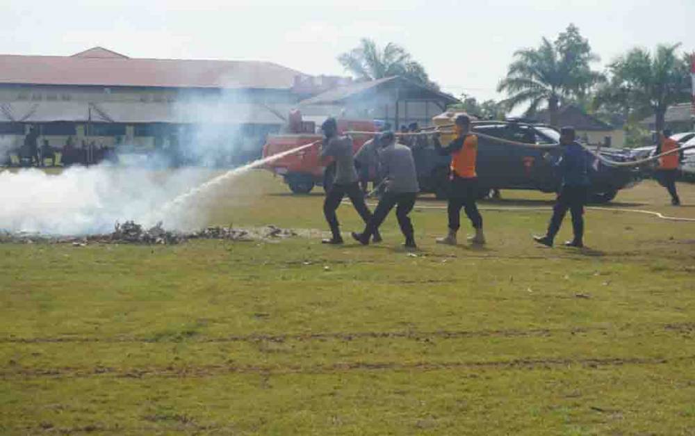 Keterangan foto : Tim gabungan saat melakukan latihan pemadaman api, beberapa waktu lalu.?