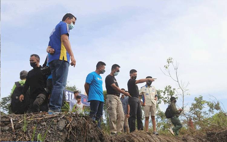 Ketua panitia Hadaduhup Part I, Mustafa Joyo Muchtar mendampingi Wakil?Bupati dan Kapolres Barito Utara melihat track yang akan dilalui para rider.