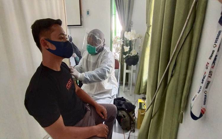 Danang Ristiantoro jurnalis? dari Borneonews saat mendapatkan vaksinasi covid-19.