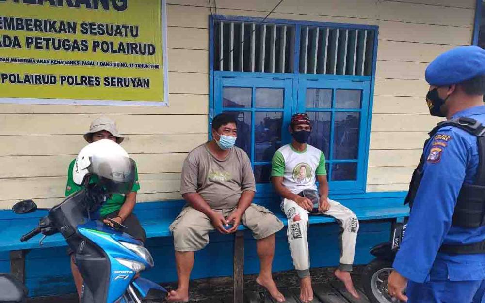 Personel Polairud Polres Seruyan memberikan imbauan untuk cegah praktik pungli.