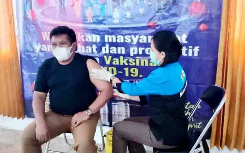 Kepala DisnakertransKop dan UKM Barito Utara, M Mastur saat divaksin Covid-19, Selasa, 9 Maret 2021.