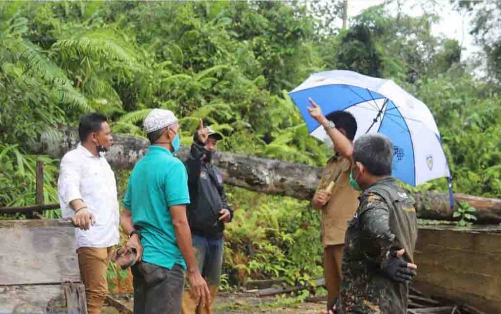 Bupati Barito Utara, H Nadalsyah saat meninjau langsung kesiapan dan progres rencana pembangunan jembatan gantung di desa sabuh, Kecamatan Teweh Baru.