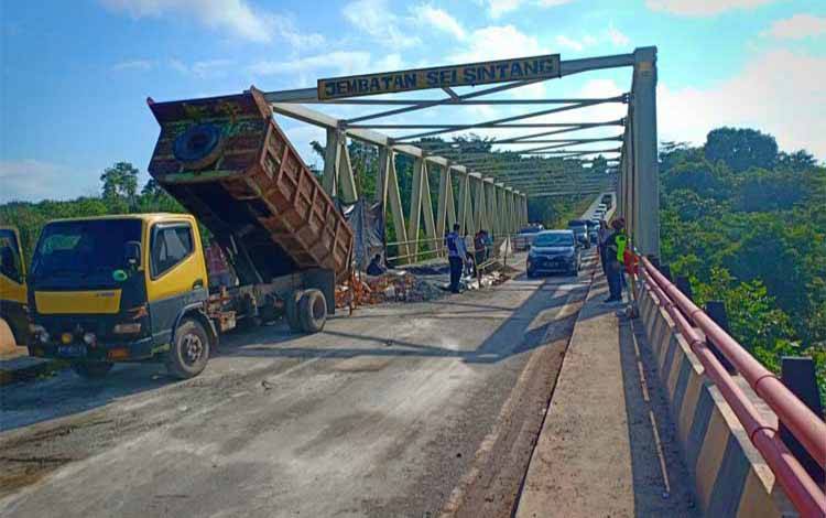 Pengecoran Lantai Tahap II, Jembatan Sintang KM 32 Pangkalan Bun - Lamandau kembali ditutup, Minggu 14 Maret 2021 pukul 19.00 WIB - 08.00 WIB